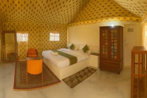 Ένα ή περισσότερα κρεβάτια σε δωμάτιο στο Camp luxury night JAISLMER