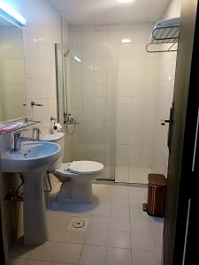 une salle de bain avec toilettes, lavabo et douche dans l'établissement Summer Land Hotel, à Manama