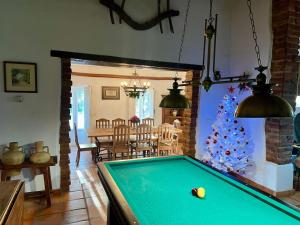 Biliár nebo kulečník v ubytování Quinta do Céu Tranquilidade e Piscina no Alentejo