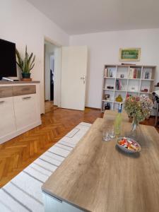 ein Wohnzimmer mit einem Tisch mit einem Teller Essen drauf in der Unterkunft Apartman BRKO in Bihać + 5 Fotos