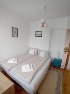 ein Schlafzimmer mit einem großen Bett mit weißer Bettwäsche in der Unterkunft Apartman BRKO in Bihać