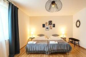 ein Schlafzimmer mit einem Bett mit zwei Kissen in der Unterkunft Airport Messe Hotel in Düsseldorf