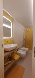 une salle de bain avec deux lavabos et un miroir dans l'établissement Mediterranea, à Arenzano