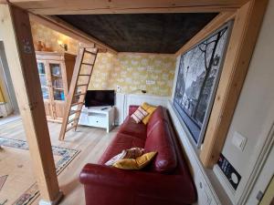 a living room with a couch in a tiny house at B & B De Groene Slaper in Silvolde