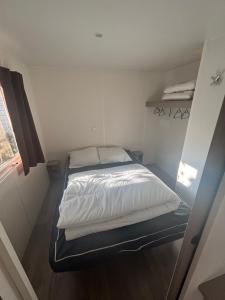 Postel nebo postele na pokoji v ubytování MOBIL HOME Jasmin 38