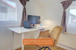 TV a/nebo společenská místnost v ubytování Bungalow - Kinderspielplatz - Garten mit Feuerstelle