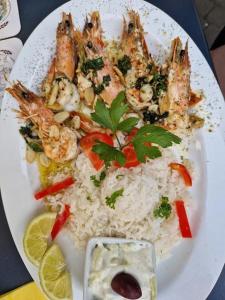 BürstadtApartment Wohlfühl-Nest的桌上有一盘带虾和米饭的食物