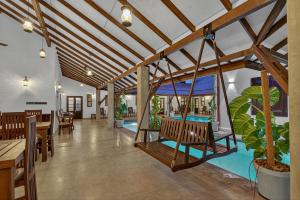 un complejo con piscina y restaurante en The Tusker's Hideout, en Alawwa