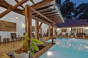 una casa con piscina y patio en The Tusker's Hideout, en Alawwa