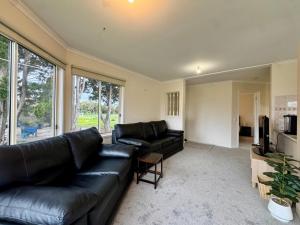 Posezení v ubytování Private Farmhouse & Paddock Available