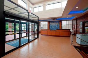 ein Gebäude mit einer Lobby mit Pool in der Unterkunft Fairfield Inn by Marriott JFK Airport in Queens