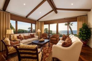 Χώρος καθιστικού στο Oceanfront Luxury Home Sunset Views