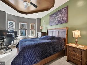 ein Schlafzimmer mit einem Bett, einem Schreibtisch und einem Stuhl in der Unterkunft Greektown steps from Hopkins in Baltimore