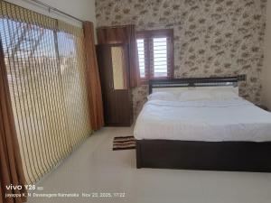 Ένα ή περισσότερα κρεβάτια σε δωμάτιο στο Aakruthi Homestay