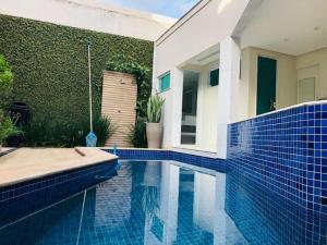 una piscina frente a una casa en Pousada Lima, en Volta Redonda 12 fotos más