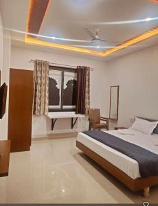 Ένα ή περισσότερα κρεβάτια σε δωμάτιο στο Mahadev guest house