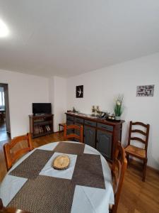 a dining room with a table and a kitchen at Résidence le château Kaysersberg in Kaysersberg