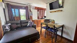 un soggiorno con un divano e un tavolo di LeeResort 