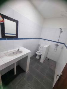 Un baño con lavabo e inodoro en Mulia Legian guest house, en Seminyak