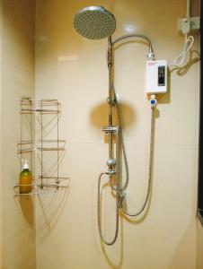 una doccia con soffione in un bagno di Travel Bangkok BM B&B a Bangkok
