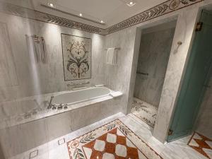 Un baño grande con bañera y ducha. en 澳门豪华盲盒预定, en Macau