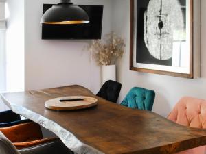 een eetkamer met een houten tafel en stoelen bij Mill House - Uk50646 in Stithians