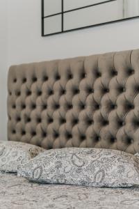 un letto con una trapunta e un cuscino sopra di Chamber House a Kaunas Altre 16 foto