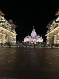 un gran edificio con luces por la noche en Motel 6 East Windsor, NJ Hightstown, en East Windsor
