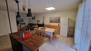 Kuchyň nebo kuchyňský kout v ubytování Magnifique Maison familiale au Mas des Vignes F4 8pers terrasse piscine parking gratuit