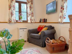 Una sala de estar con una silla y un televisor. en Chalupa s vlastním koupáním a rozlehlou zahradou, en Varvažov 50 fotos más