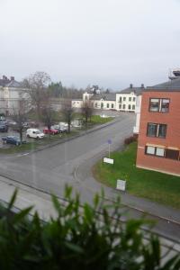 - une vue sur une rue avec un parking dans l'établissement Vannebodagatan, à Frövi