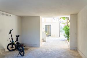 Promo Natale, Esclusiva Struttura Fronte Mare, Vicino al Centro Città في بيسكارا: دراجة متوقفة في غرفة مع جدار