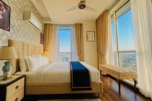 Giường trong phòng chung tại Clouds View Executive Serviced Apartments Fronting Centaurus Mall Islamabad