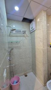 Un baño con ducha, inodoro y lavabo. en Comfystays, en Greater Noida