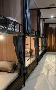 un groupe de lits superposés dans une pièce dans l'établissement venn, à Vientiane