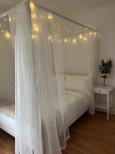 una camera con letto a baldacchino e luci di The Cotton Mill Hideaway a Manchester