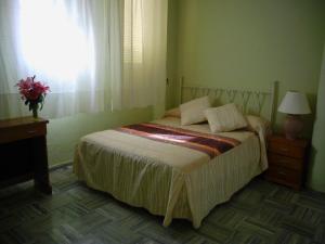 Postel nebo postele na pokoji v ubytování Escudo de Granada