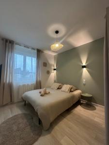 卢代阿克Le Secret Sauge - Calm & Charming - Centre ville的一间带大床的卧室，带窗户