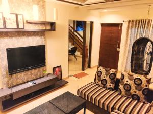 TV a/nebo společenská místnost v ubytování Heritage Exotica Villa 3BHK JAQK Holidays