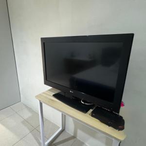 Μια τηλεόραση ή/και κέντρο ψυχαγωγίας στο Transit KLIA Private room w attached bathroom