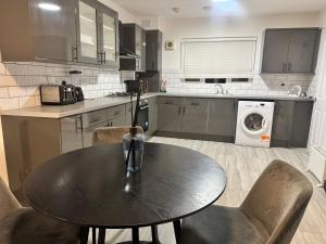 Kuchyň nebo kuchyňský kout v ubytování Corporate 3 bedroom home with free parking sleeps 7