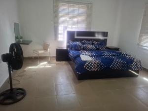 Postel nebo postele na pokoji v ubytování Serene Service Apartment in the heart of Rayfield