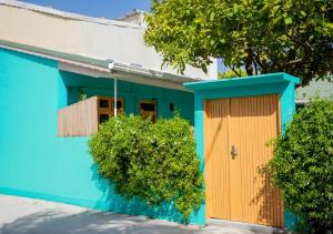 呼拉Exclusive Seaside 3-Bedroom Home的一栋蓝橙相间的房子，有两扇门