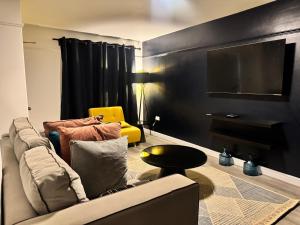 TV a/nebo společenská místnost v ubytování Corporate 3 bedroom home with free parking sleeps 7