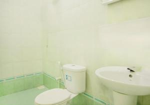 呼拉Exclusive Seaside 3-Bedroom Home的带马桶和水槽的白色浴室