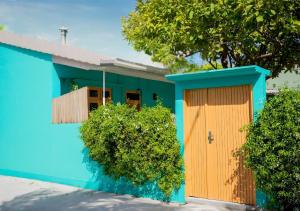 呼拉Exclusive Seaside 3-Bedroom Home的一栋蓝橙相间的房子，有两扇门