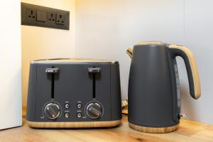 dos tostadoras sentadas en la parte superior de un mostrador de madera en Premium 2 Bedroom Apartment in Central Kathmandu Close to Airport & Thamel 4, en Katmandú