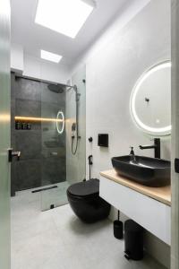 y baño con lavabo negro y ducha. en Premium 2 Bedroom Apartment in Central Kathmandu Close to Airport & Thamel 4, en Katmandú 40 fotos más