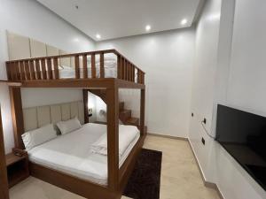 ニューデリーにあるKonnect Inn-New Delhi Railway Stationのベッドルーム(二段ベッド1組、薄型テレビ付)