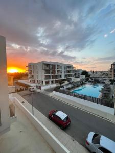 帕拉利米尼Fall In Paradise的停在大楼前停车场的红色汽车 更多33张照片